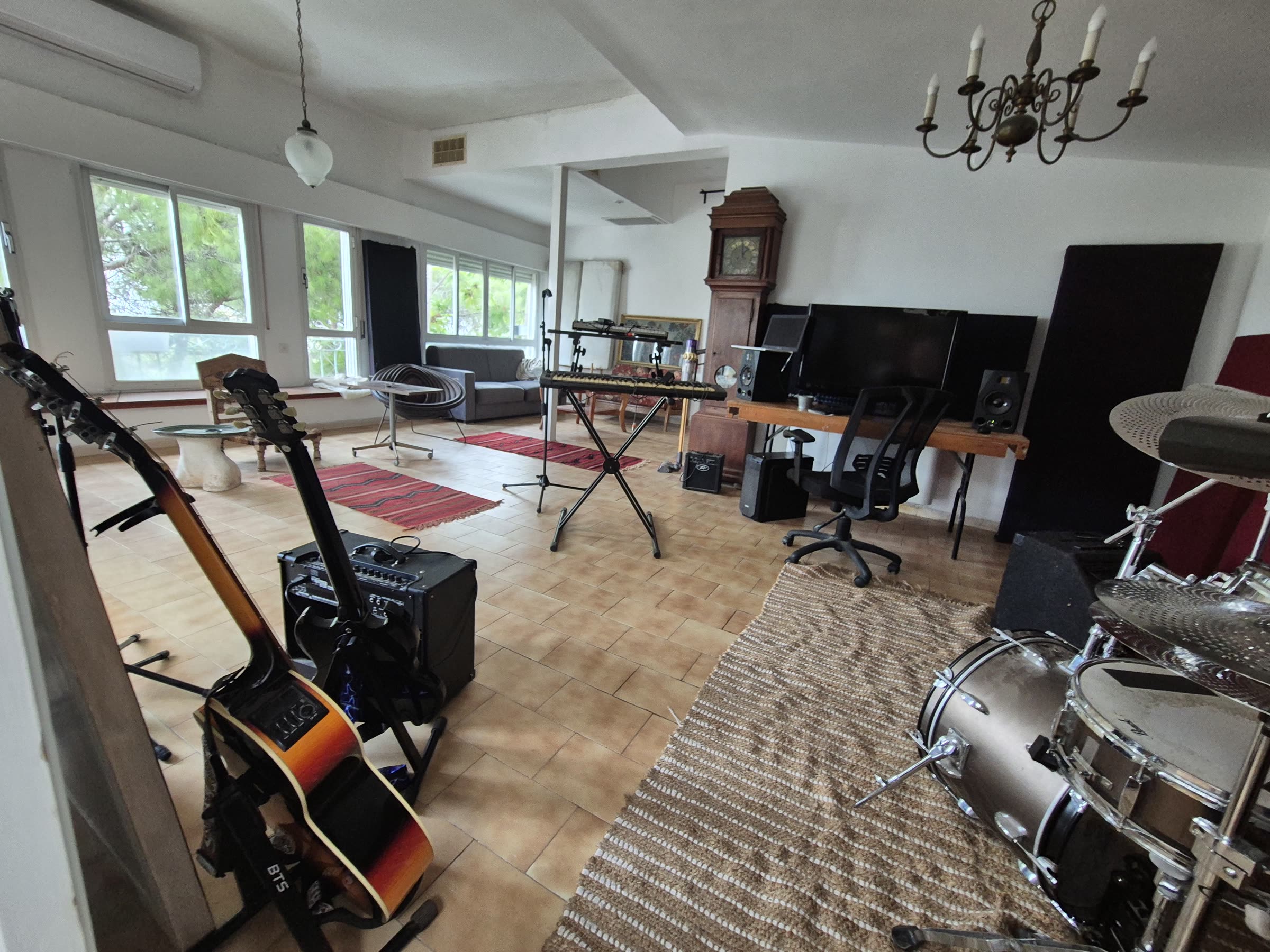 The house — Shapeless HQ, live room